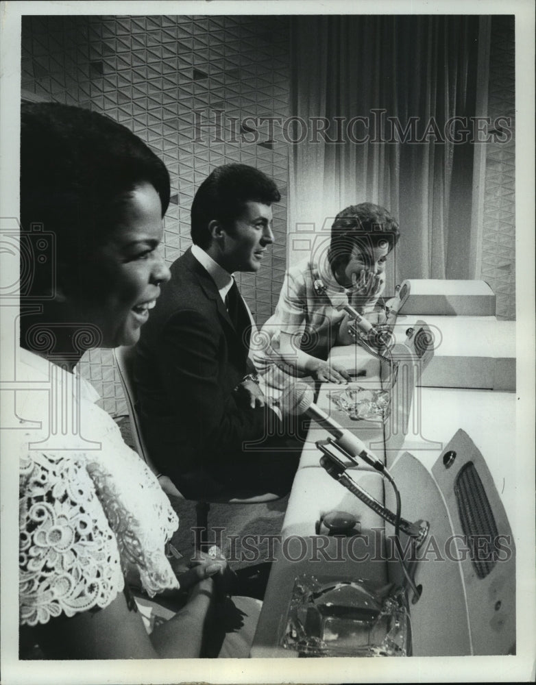 1967 Press Photo Guest Panelists on &quot;Everybody&#39;s Talking&quot; - mjp07958 - Historic Images