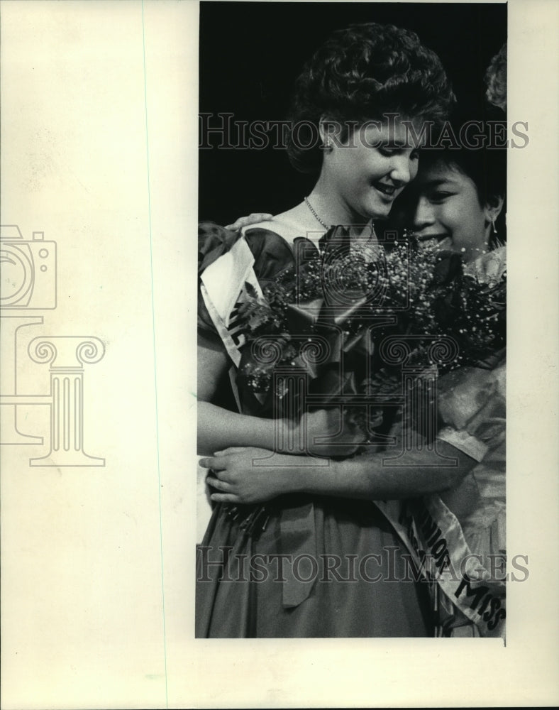 1985 Press Photo Kristin Stika, Milwaukee&#39;s New Junior Miss Hugs Catherine Vizon - Historic Images