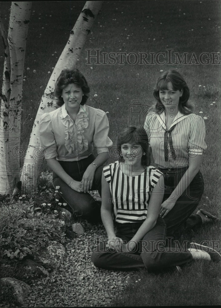 1983 Press Photo Family of Reigning Festival Queens - mjp08027 - Historic Images