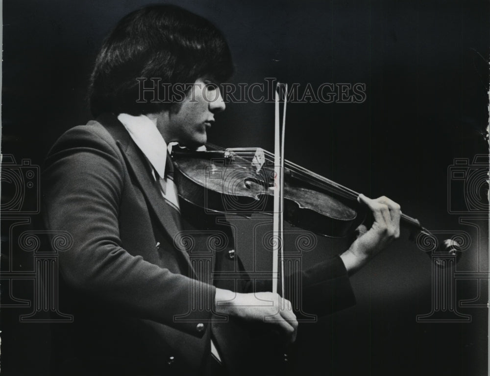 1974 Press Photo Violist James Creitz of Madison soloed with Milwaukee Symphony-Historic Images