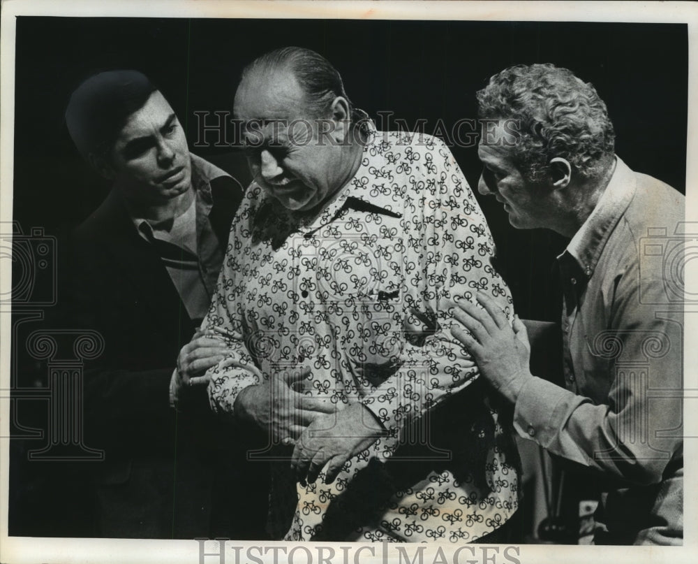 1974 Press Photo Broderick Crawford, Joe Rodgers, & Ralph Foody at Center Stage - Historic Images