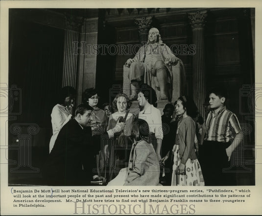 1964 Press Photo Benjamin DeMott will host "Pathfinders" series - mjp08307-Historic Images