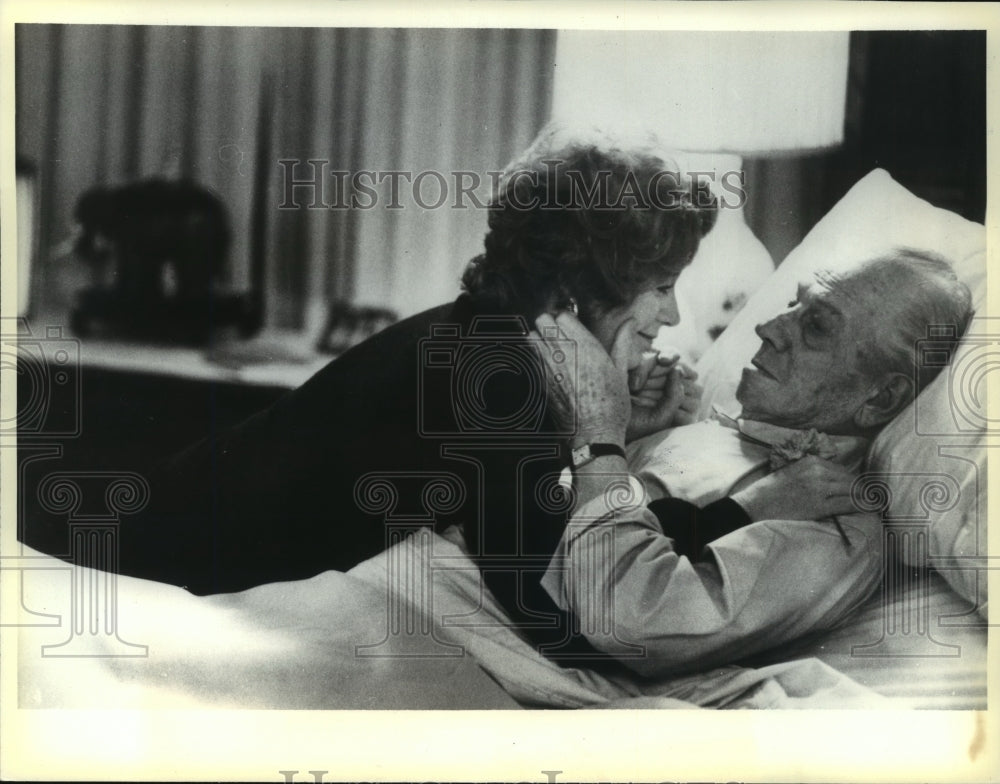 1980 Press Photo Melvyn Douglas and Shirley MacLaine in "Being There."- Historic Images