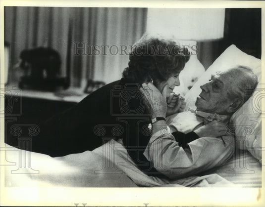 1980 Press Photo Melvyn Douglas and Shirley MacLaine in "Being There."- Historic Images