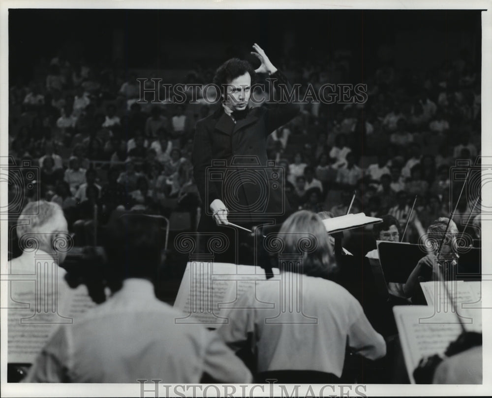 1976, John Covelli with the Milwaukee Symphony in Santo Domingo - Historic Images