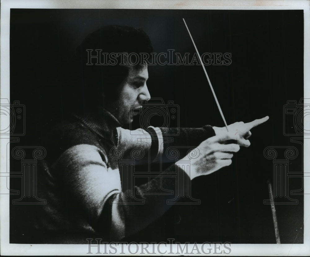 1976 Press Photo John Covelli, Associate Conductor, works on the podium. - Historic Images
