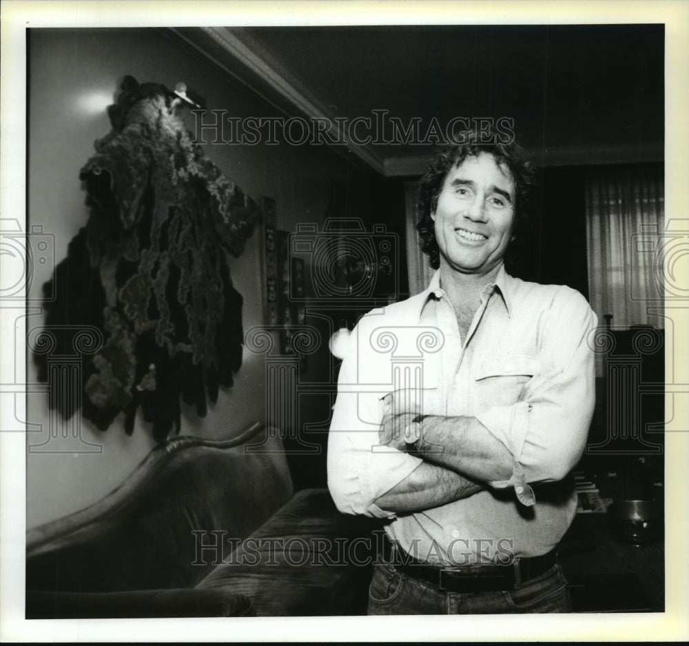 1985, Actor Jim Dale in his Manhattan apartment - mjp08501 - Historic Images