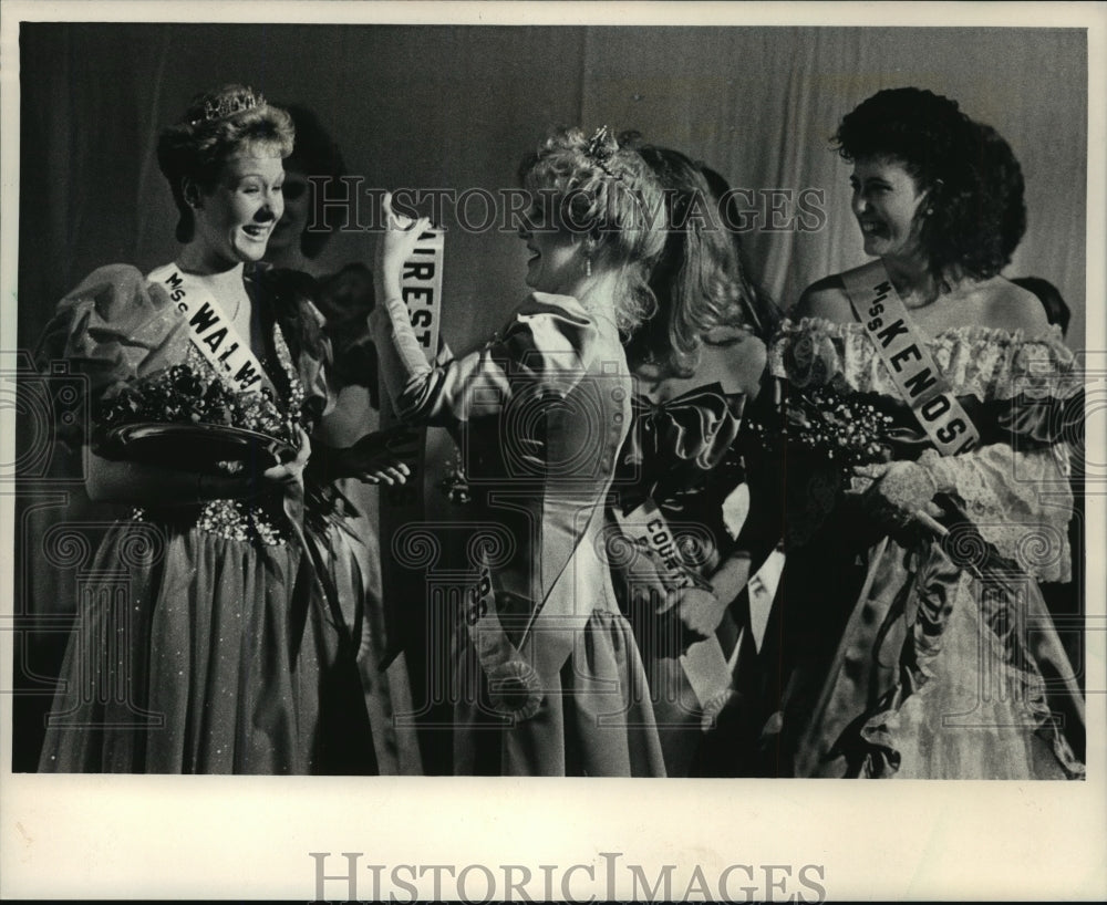 1987, Kimberly Nettesheim crowned Fairest of the Fair by Dawn Stein - Historic Images