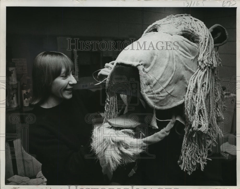 1974 Press Photo Elizabeth Covey designs head for &quot;Androcles and the Lion&quot; - Historic Images