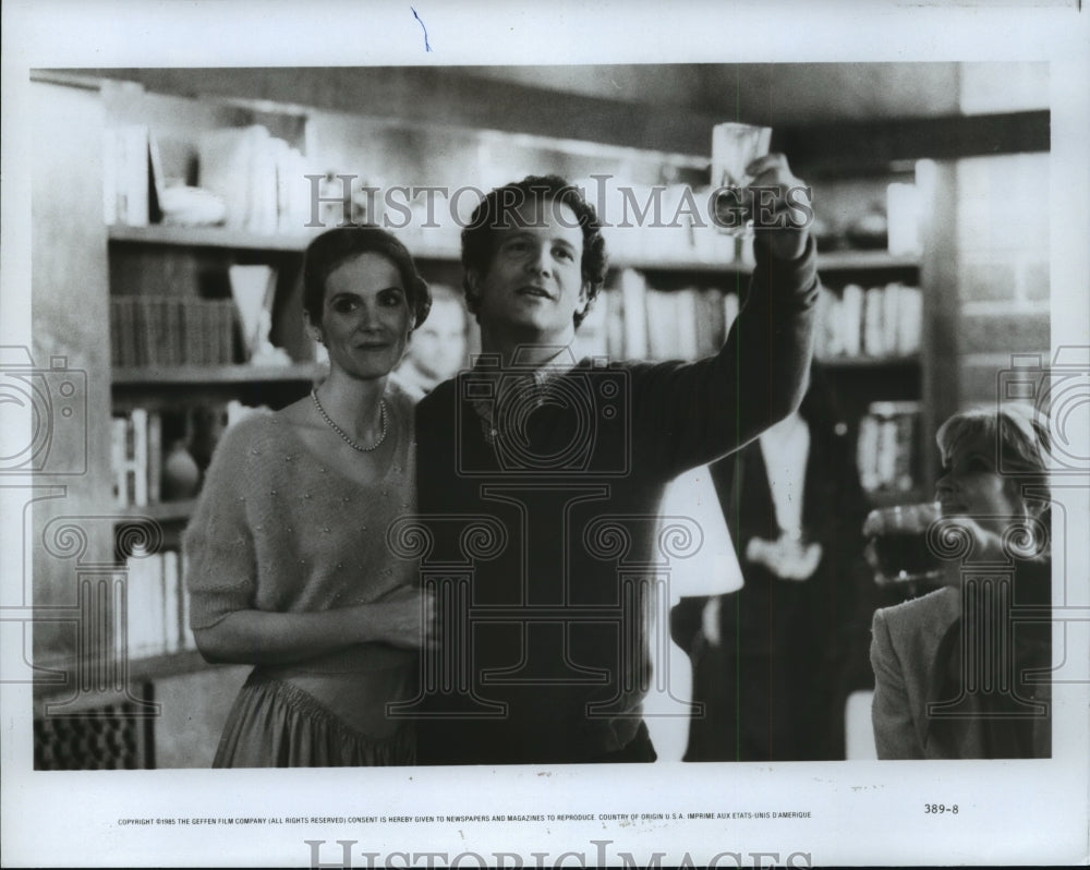 1985 Julie Hagerty and Albert Brooks in &quot;Lost in America.&quot;-Historic Images