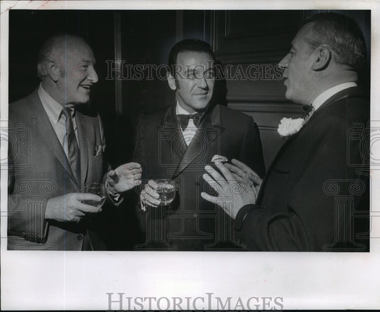 1966 Press Photo Norm Crosby and Andy Spheeris at Pfister hotel in Milwaukee. - Historic Images