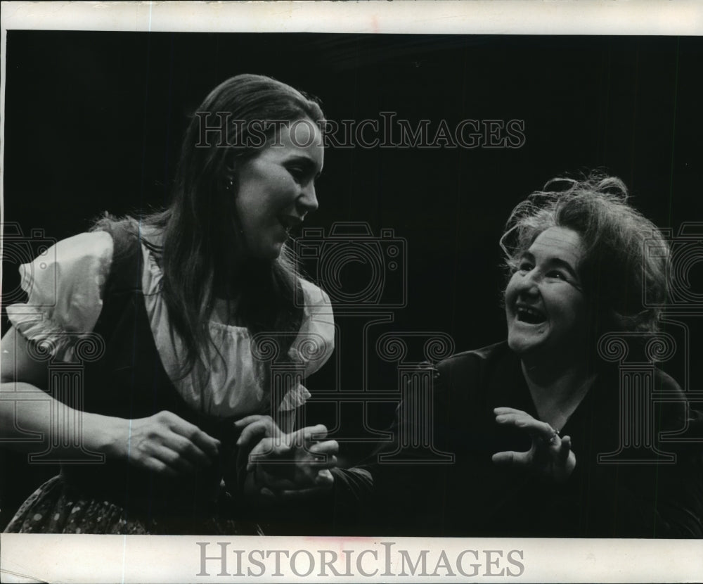 Press Photo Bonnie Dirks and Mary Broussard in an opera seen in Milwaukee. - Historic Images