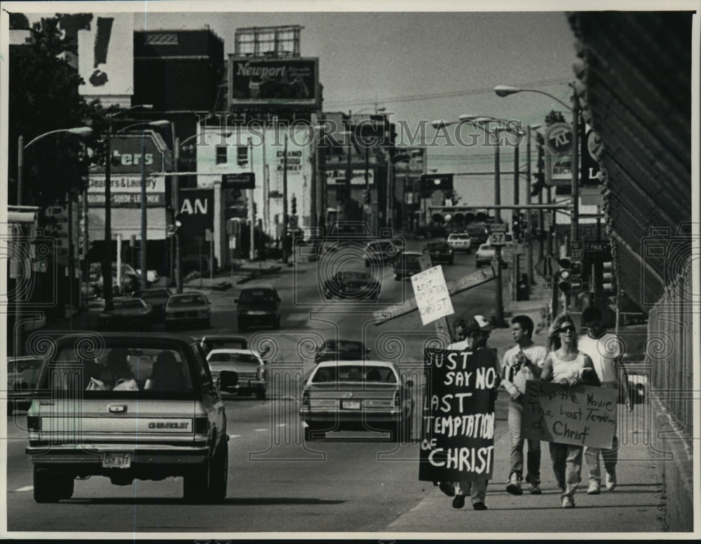 1988 Press Photo Protesters in Mitchell Park for "The Last Temptation of Christ" - Historic Images