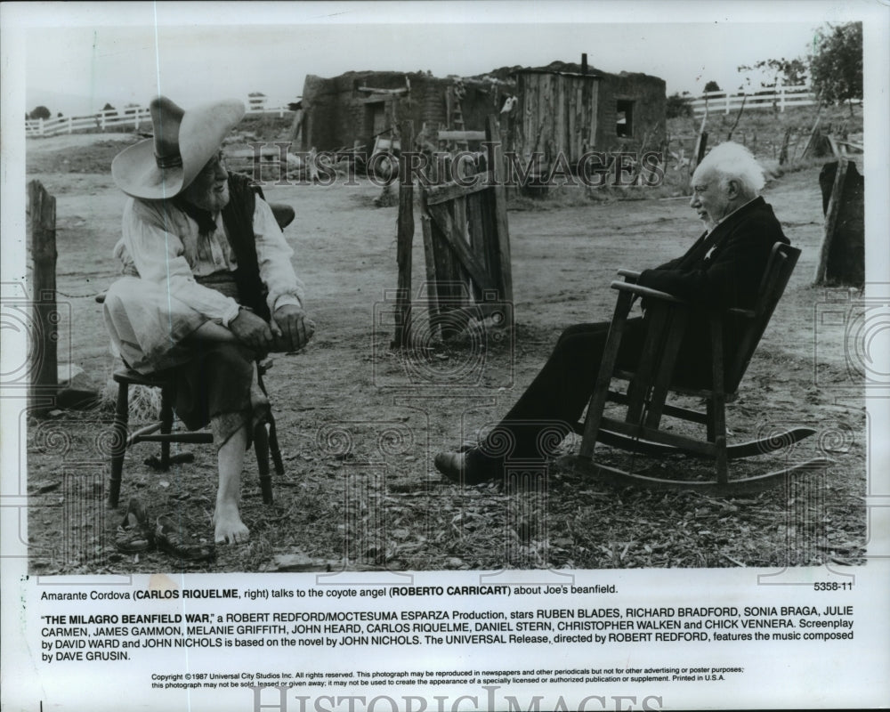 1988 Press Photo Carlos Riquelme, Roberto Carricart in "The Beanfield War." - Historic Images
