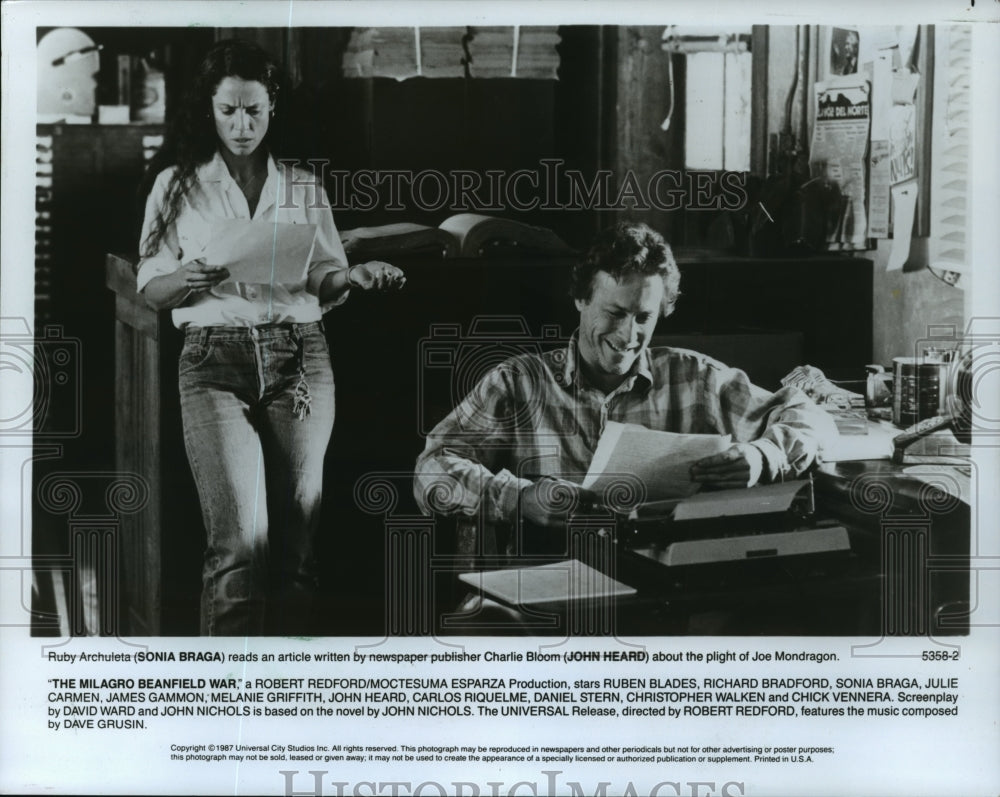 1988 Sonia Braga and John Heard in &quot;The Milagro Beanfield.&quot;-Historic Images