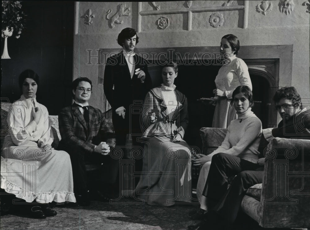 1973 Press Photo Family portrait at UWM Depart of Theater Arts &quot;Hedda Gabbler.&quot; - Historic Images
