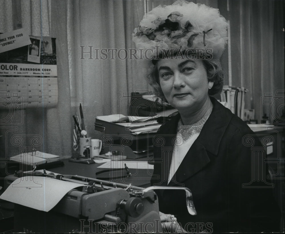 1969 Press Photo Heloise Cruse types in The Milwaukee Sentinel office. - Historic Images