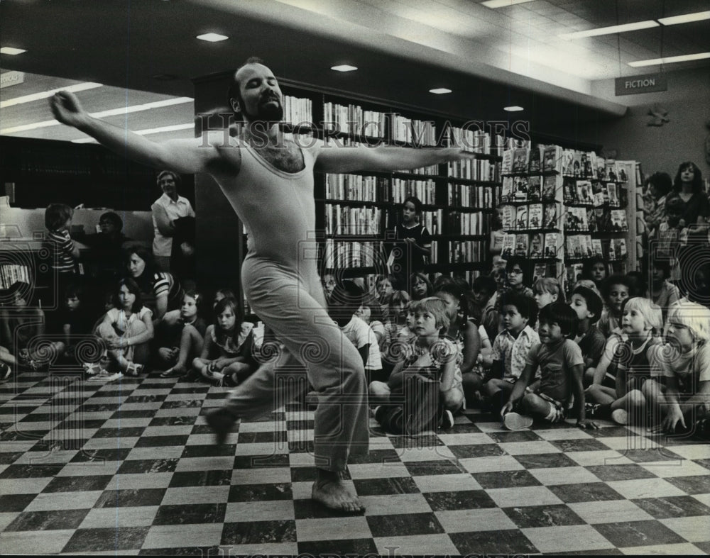1979, David Drake dances for children at Finney Library. - mjp08815 - Historic Images