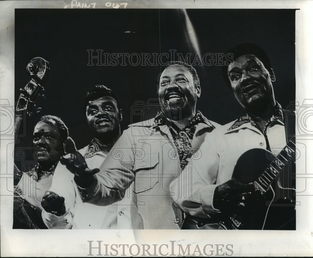 1977 Press Photo Members of the &quot;Ink Spots on stage. - mjp08932 - Historic Images