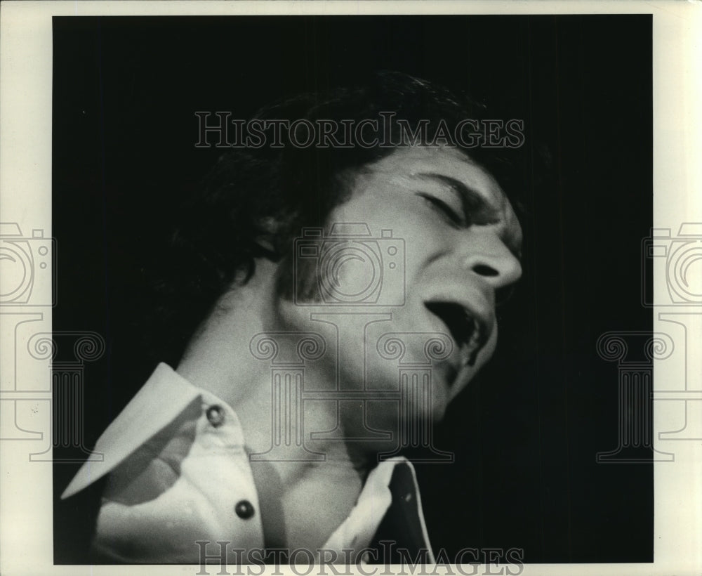 1970, Engelbert Humperdinck sings on stage. - mjp08942 - Historic Images