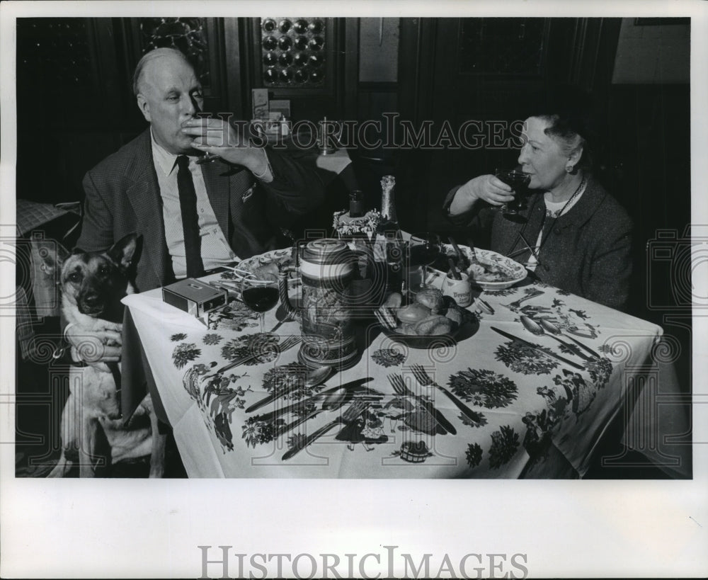 1970 Press Photo Gourmet Roy Andries de Groot tastes wine at Mader&#39;s, Milwaukee. - Historic Images