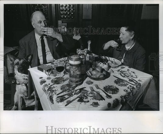 1970 Press Photo Gourmet Roy Andries de Groot tastes wine at Mader's, Milwaukee. - Historic Images