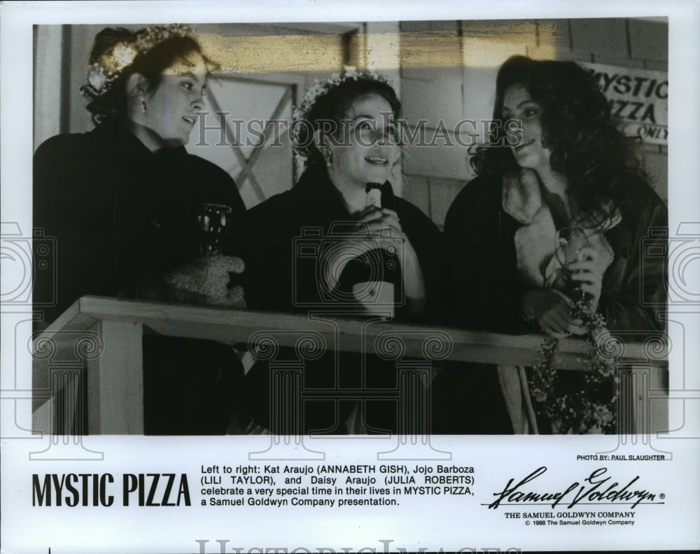1988, Annabeth Gish, Lili Taylor, Julia Roberts in "Mystic Pizza" - Historic Images