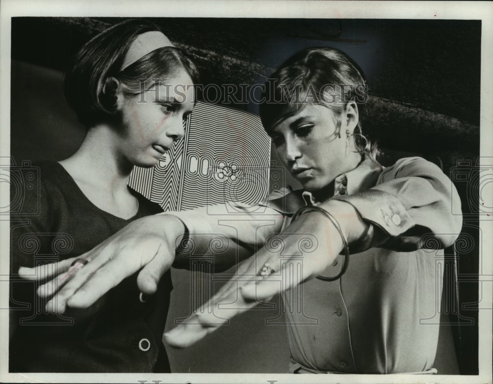1968 Press Photo ABC Sports correspondent & swimmer Donna De Varona, Catie Ball - Historic Images