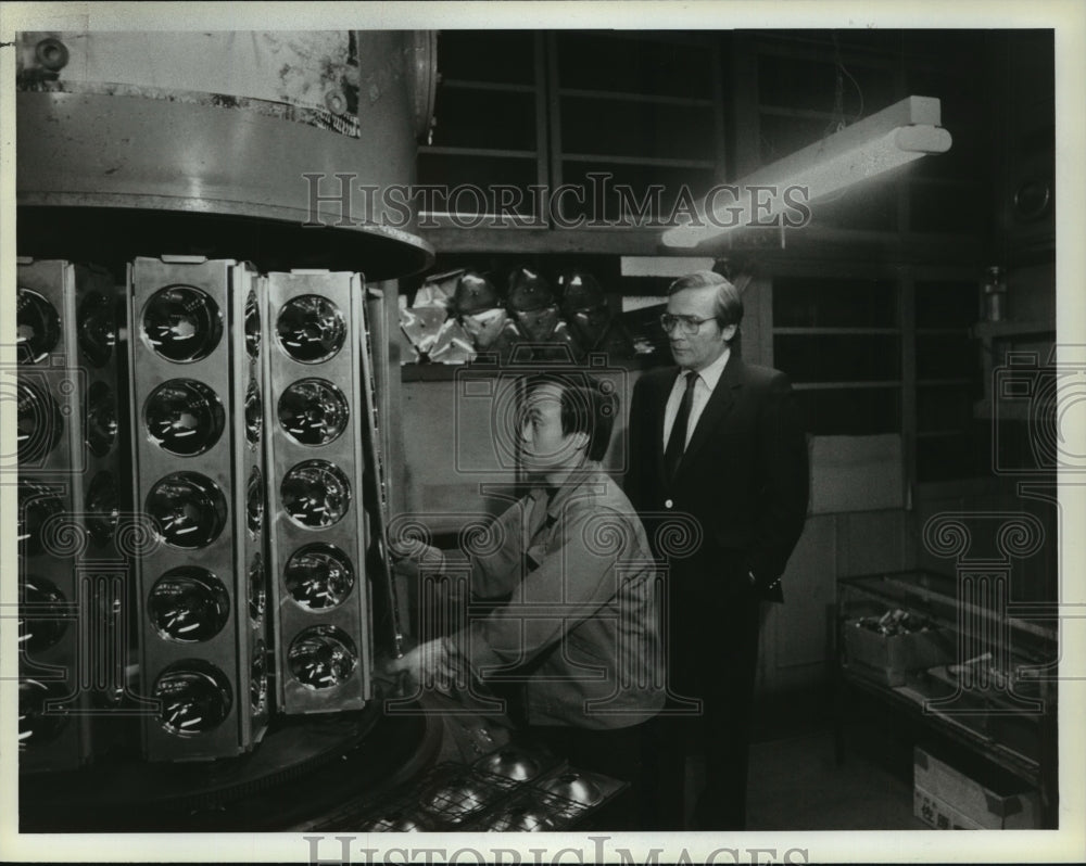 1986 Press Photo Lloyd Dobyns for NBC White Paper "Japan They Don't Talk About" - Historic Images