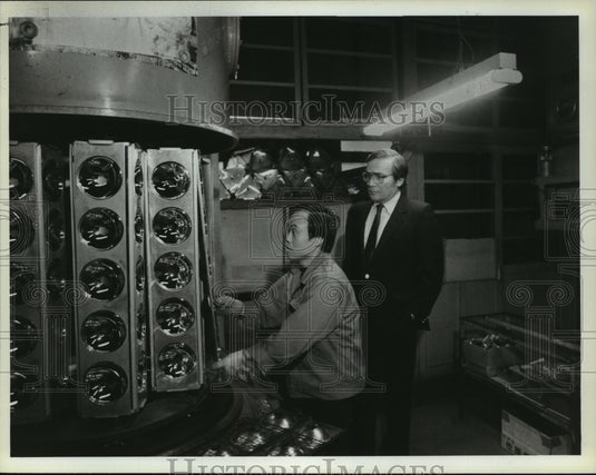 1986 Press Photo Lloyd Dobyns for NBC White Paper "Japan They Don't Talk About" - Historic Images
