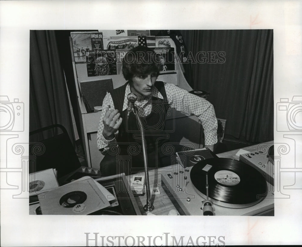 1978 Press Photo Disc Jockey Wayne Copus sets a Guinness Book World Record. - Historic Images
