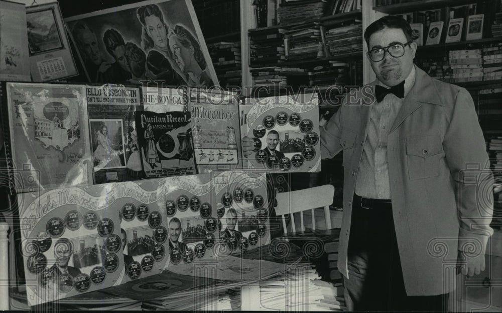 1984 Press Photo Mike Corenthal, of Yesterday's Memories, displays sheet music. - Historic Images