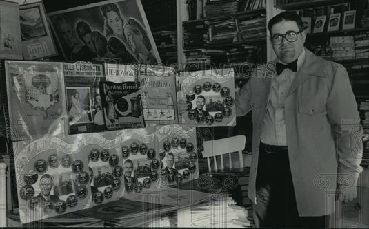 1984 Press Photo Mike Corenthal, of Yesterday's Memories, displays sheet music. - Historic Images