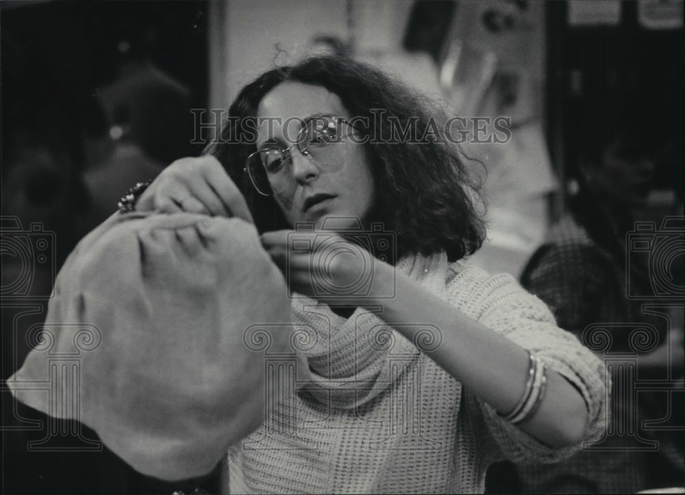 1986 Press Photo Cecelie Mason works on a hat at Milwaukee Repertory Theater. - Historic Images