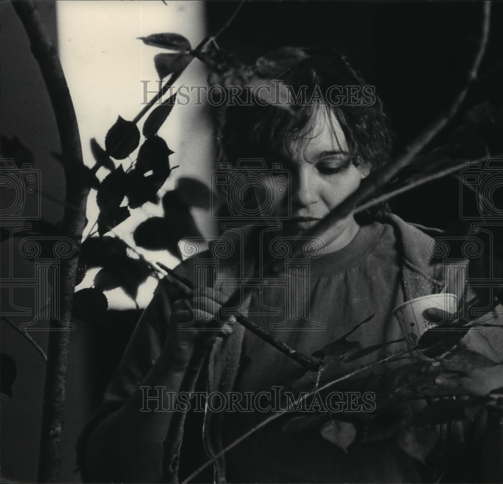 1986 Press Photo Joyce Palkowski paints leaves at Milwaukee Repertory Theater. - Historic Images