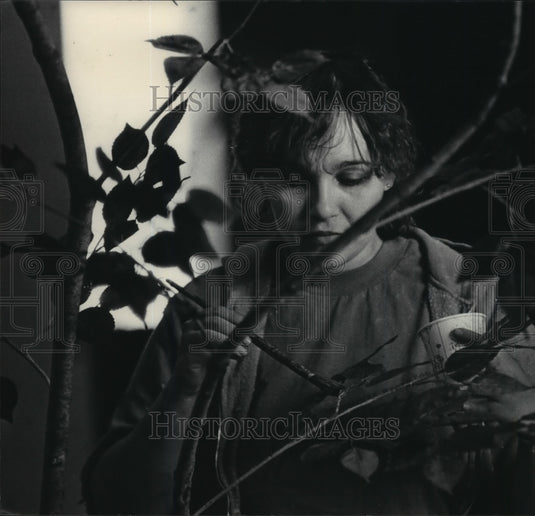 1986 Press Photo Joyce Palkowski paints leaves at Milwaukee Repertory Theater. - Historic Images
