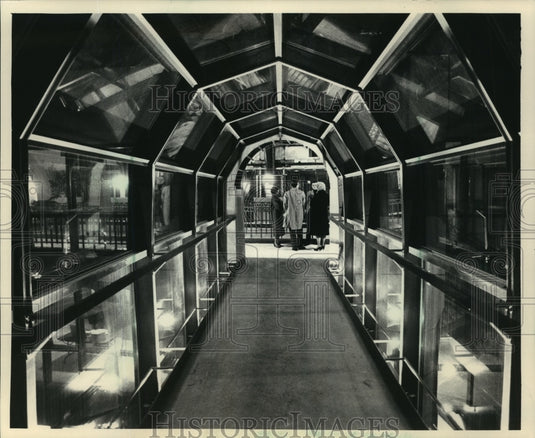 1987 Press Photo View of walkway at the new Milwaukee Repertory Theater. - Historic Images