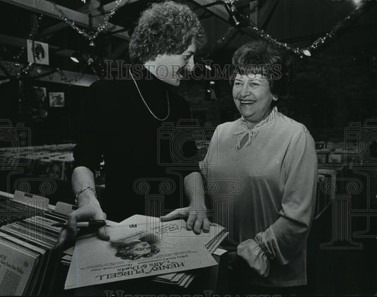 1978, Jeffrey Dooley autographs record for his mother, Lois Freiberg. - Historic Images