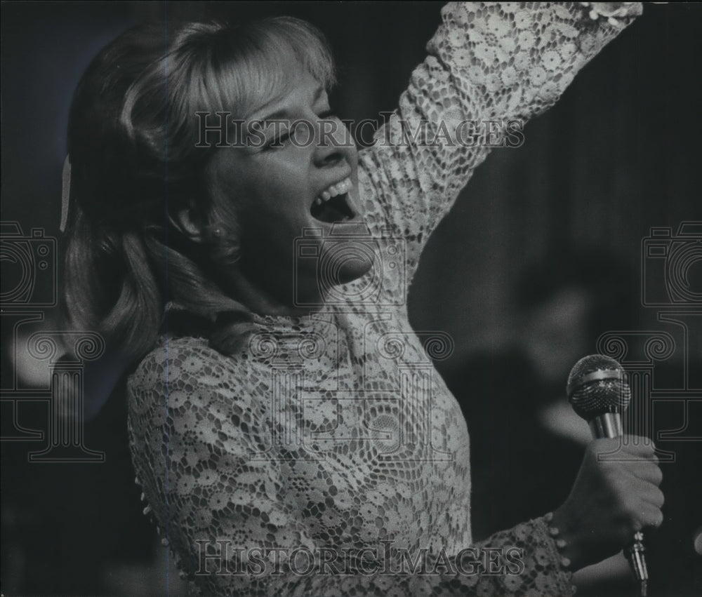 1970 Press Photo Jody Donovan, singer. - mjp09293 - Historic Images