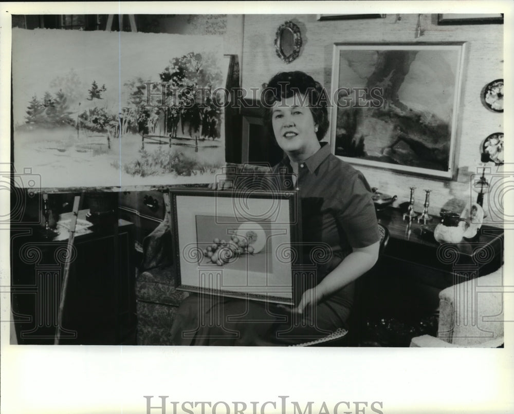 1980 Press Photo Artist Jane Doud with her art at her Elm Grove, Wisconsin home.-Historic Images