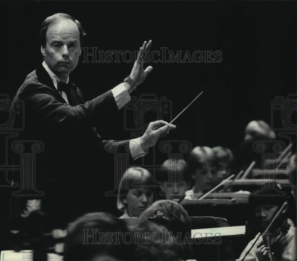 1985 Press Photo Shelby Dixon conducts String Orchestra IV in Milwaukee. - Historic Images