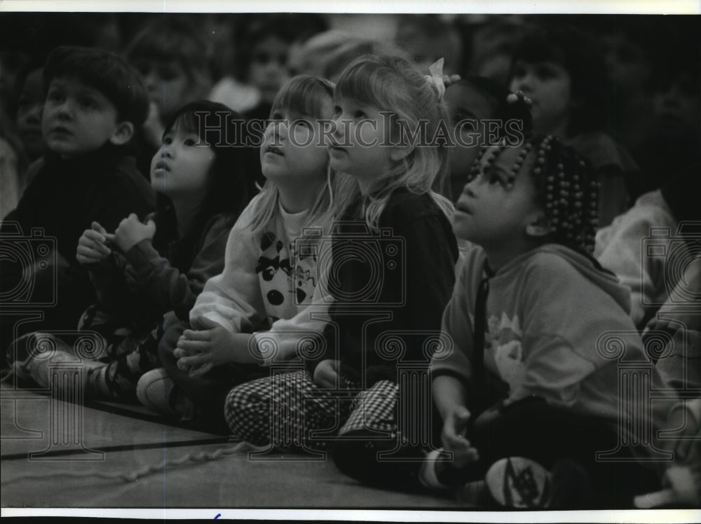 1994 Press Photo Children watch musician David Drake at Jefferson Elementary. - Historic Images