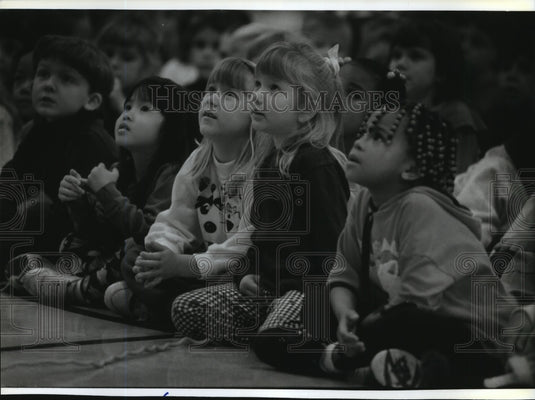 1994 Press Photo Children watch musician David Drake at Jefferson Elementary. - Historic Images