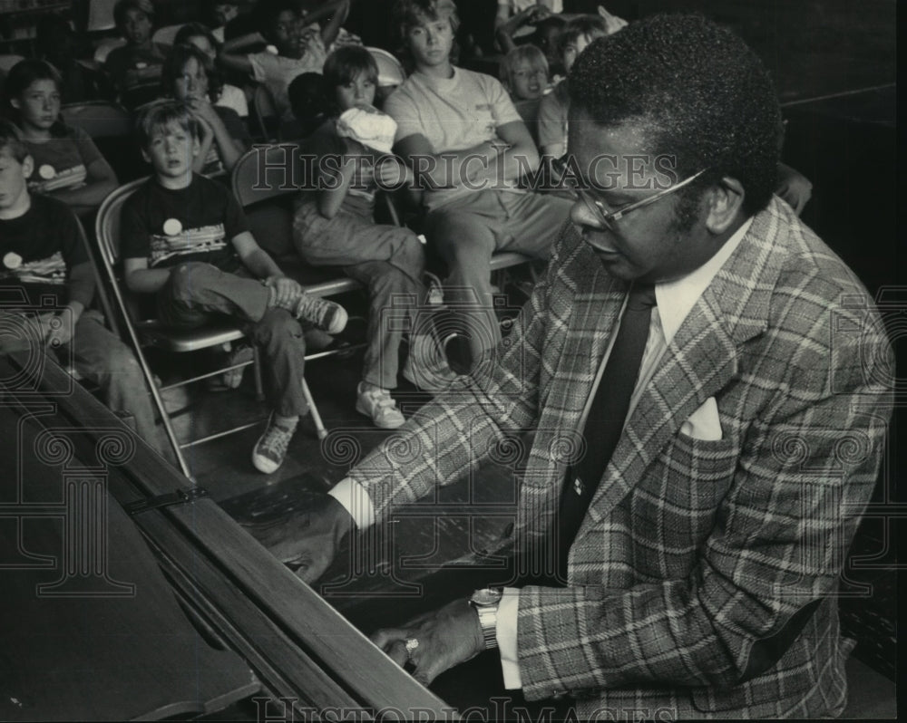 1985 Press Photo Pianist Tony Davis performs for kids at Camp Sidney Cohen.- Historic Images