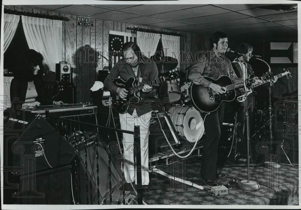 1977 Press Photo Denny Denton and the Kentucky Travelers perform on stage.-Historic Images