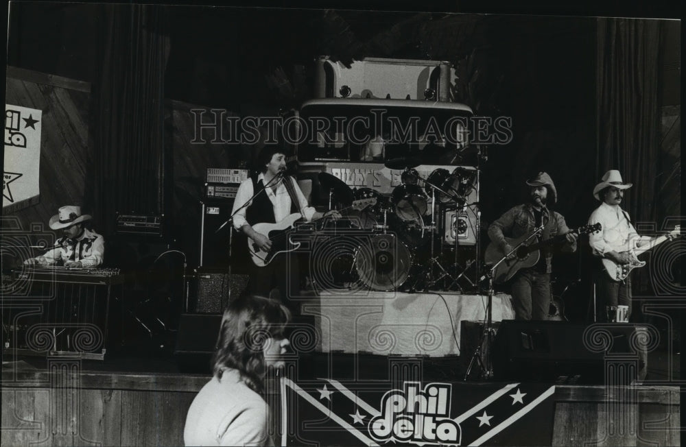 1983 Press Photo Phil Delta, country band performing in Milwaukee. - mjp09431 - Historic Images