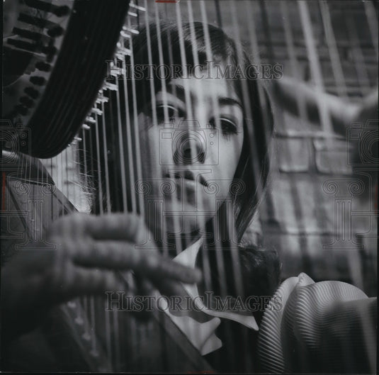 1969 Mona De Vorkin, harpist.-Historic Images