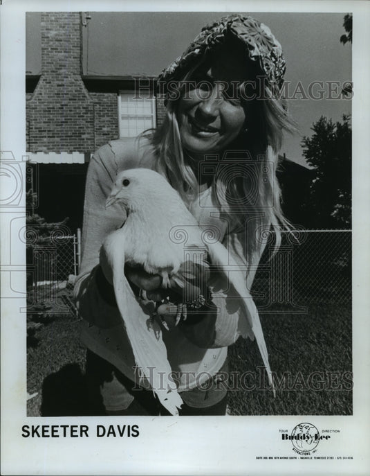 1975, Skeeter Davis, country music singer, songwriter and musician. - Historic Images