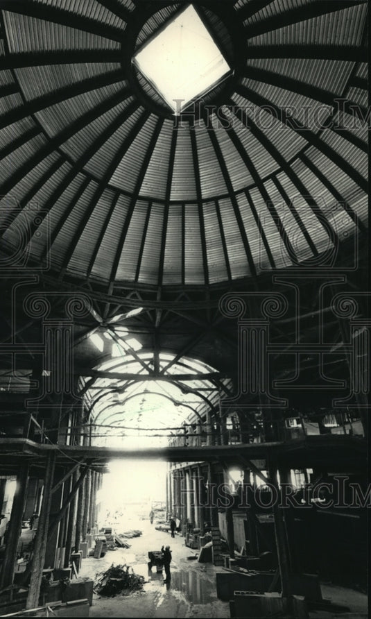 1987 Press Photo Worker amid construction at new Milwaukee Repertory Theater. - Historic Images