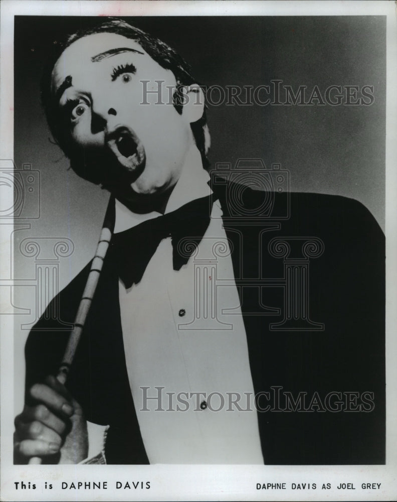 Press Photo Impressionist Daphne Davis as Joel Grey in &quot;Cabaret&quot; - mjp09539 - Historic Images